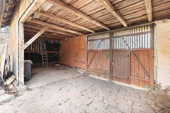 Vchod do stavení (od silnice). - Prodej chaty / chalupy 77 m², Vydří