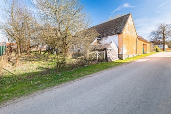 Pohled na stavení. - Prodej pozemku 1155 m², Vydří