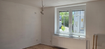 volný byt 1+1, obývací pokoj  - Prodej nájemního (činžovního) domu 360 m², Vejprty