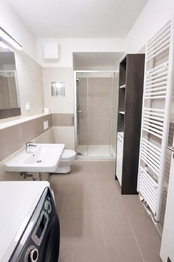 Koupelna - Pronájem bytu 1+kk v osobním vlastnictví 34 m², Praha 9 - Letňany