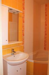 Koupelna - Pronájem bytu 1+1 v osobním vlastnictví 34 m², Brno