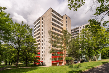 Pohled na dům - Prodej bytu 3+1 v osobním vlastnictví 70 m², Most
