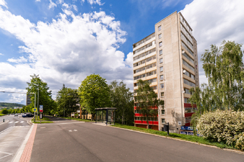 Pohled na dům - Prodej bytu 3+1 v osobním vlastnictví 70 m², Most