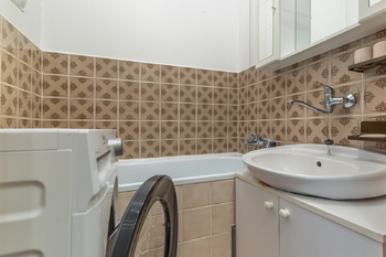 Koupelna s vanou a pračkou - Pronájem bytu 2+1 v družstevním vlastnictví 53 m², Praha 6 - Břevnov