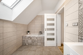 koupelna byt 4+kk, 2.NP - Prodej domu 196 m², Třeboň