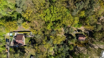 Pohled na pozemek z dronu - Prodej pozemku 2247 m², Hradištko
