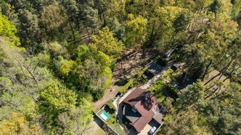 Pohled na pozemek z dronu - Prodej pozemku 2247 m², Hradištko