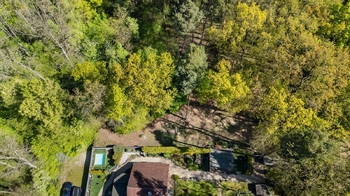 Pohled na pozemek z dronu - Prodej pozemku 2247 m², Hradištko