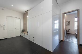 Prostorná předsíň s vestavěnými skříněmi - Pronájem bytu 3+kk v osobním vlastnictví 119 m², Praha 2 - Vinohrady