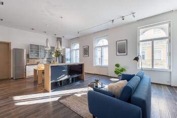 Obývací pokoj s kuchyňskou linkou - Pronájem bytu 3+kk v osobním vlastnictví 119 m², Praha 2 - Vinohrady