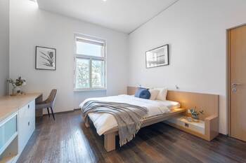 Ložnice s okny do vnitrobloku - Pronájem bytu 3+kk v osobním vlastnictví 119 m², Praha 2 - Vinohrady