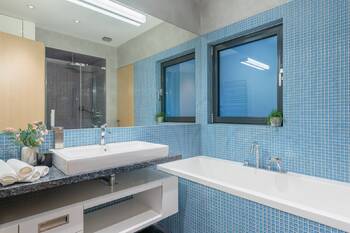 Koupelna s vanou - Pronájem bytu 3+kk v osobním vlastnictví 119 m², Praha 2 - Vinohrady