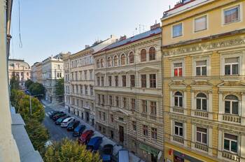 Pohled z okna do Balbínovy ulice - Pronájem bytu 3+kk v osobním vlastnictví 119 m², Praha 2 - Vinohrady