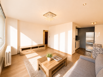 Obývací pokoj s kuchyňským koutem - Pronájem bytu 2+kk v osobním vlastnictví 65 m², Praha 8 - Bohnice 