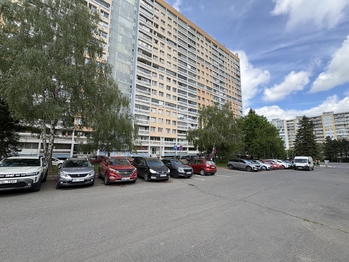 Venkovní pohled na dům - Pronájem bytu 2+kk v osobním vlastnictví 65 m², Praha 8 - Bohnice