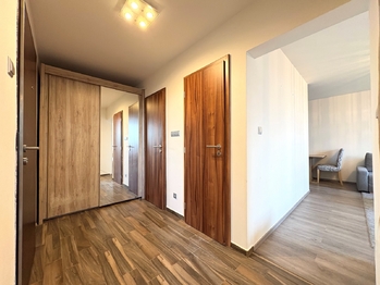 Chodba - Pronájem bytu 2+kk v osobním vlastnictví 65 m², Praha 8 - Bohnice