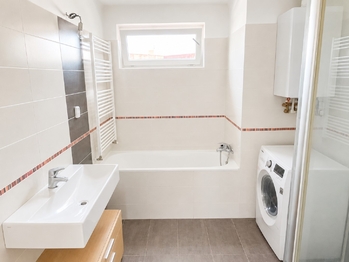 2NP: Koupelna - Prodej domu 285 m², Poděbrady