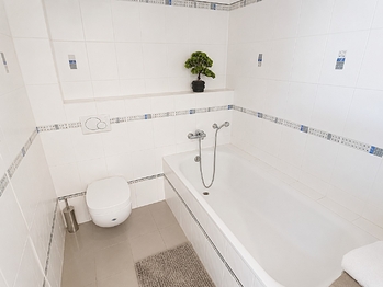 1NP: koupelna - Prodej domu 285 m², Poděbrady