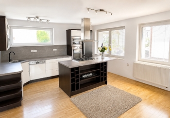 1NP: Kuchyně - Prodej domu 285 m², Poděbrady
