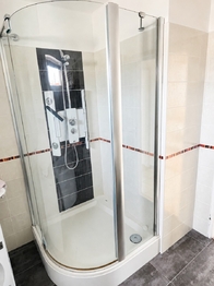2NP: Koupelna - Prodej domu 285 m², Poděbrady