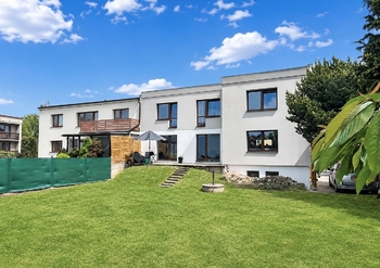 Pohled na rodinný dům se zahradou - Prodej domu 285 m², Poděbrady