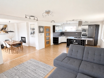 1NP : Obývací prostor s jídelnou a kuchyní - Prodej domu 285 m², Poděbrady