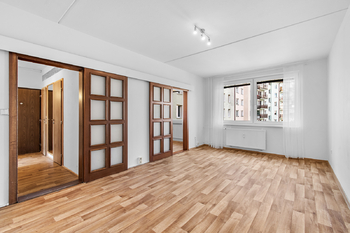 Byt 4+1 v Blatné – obývací pokoj - Prodej bytu 4+1 v osobním vlastnictví 74 m², Blatná