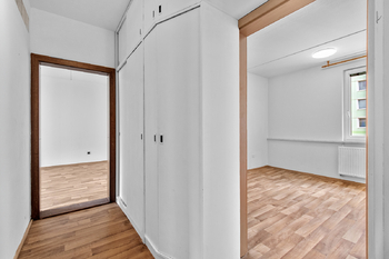 Byt 4+1 v Blatné – předsíň - Prodej bytu 4+1 v osobním vlastnictví 74 m², Blatná