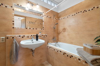 Byt 4+1 v Blatné – koupelna - Prodej bytu 4+1 v osobním vlastnictví 74 m², Blatná
