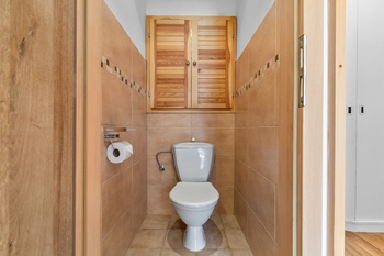 Byt 4+1 v Blatné – toaleta - Prodej bytu 4+1 v osobním vlastnictví 74 m², Blatná