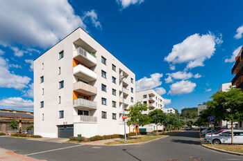 Pohled na budovu domu - Prodej bytu 2+kk v osobním vlastnictví 49 m², Praha 9 - Vysočany