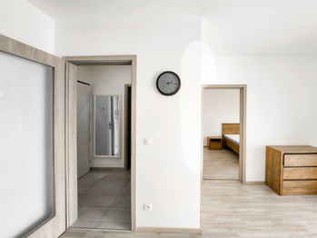 pohled do vstupní chodby a ložnice - Prodej bytu 2+kk v osobním vlastnictví 49 m², Praha 9 - Vysočany