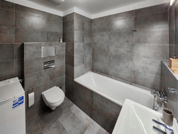 koupelna s WC - Prodej bytu 2+kk v osobním vlastnictví 49 m², Praha 9 - Vysočany