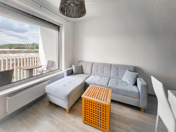 Obývací pokoj a kk - Prodej bytu 2+kk v osobním vlastnictví 49 m², Praha 9 - Vysočany