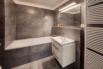 Koupelna - Prodej bytu 2+kk v osobním vlastnictví 49 m², Praha 9 - Vysočany