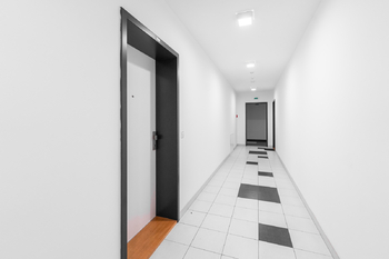 chodba na patře - Prodej bytu 2+kk v osobním vlastnictví 49 m², Praha 9 - Vysočany