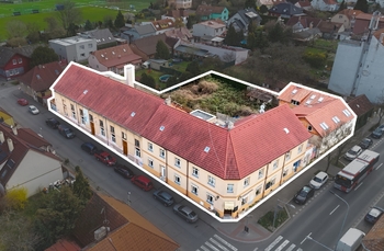 Spojením obou objektů vzniká území s možností vytvořit projekt s výrazně vyšší GFA - Prodej nájemního domu 1880 m², Praha 8 - Ďáblice 