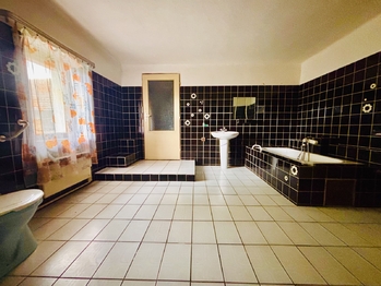 Koupelna 1.NP - Prodej domu 260 m², Brniště
