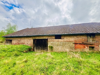 Pohled na stodolu zezadu - Prodej domu 260 m², Brniště