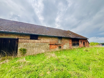 Pohled na stodolu zezadu 2 - Prodej domu 260 m², Brniště