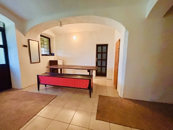 Vstupní chodba, průchod do hodpody - Prodej domu 260 m², Brniště