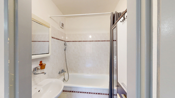 koupelna - Prodej bytu 3+1 v osobním vlastnictví 62 m², Brno