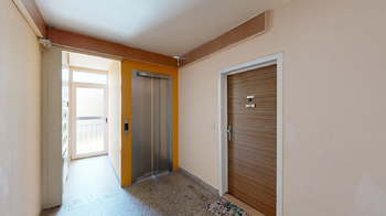 chodba domu, vstup do bytu - Prodej bytu 3+1 v osobním vlastnictví 62 m², Brno