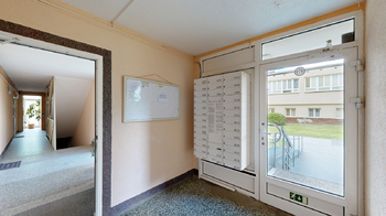 chodba domu - Prodej bytu 3+1 v osobním vlastnictví 62 m², Brno