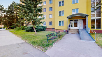 pohled na dům, vstup do domu - Prodej bytu 3+1 v osobním vlastnictví 62 m², Brno