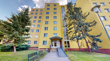 pohled na dům, vstup do domu - Prodej bytu 3+1 v osobním vlastnictví 62 m², Brno