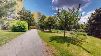 okolí domu - Prodej bytu 3+1 v osobním vlastnictví 62 m², Brno