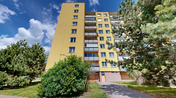 pohled na dům - Prodej bytu 3+1 v osobním vlastnictví 62 m², Brno