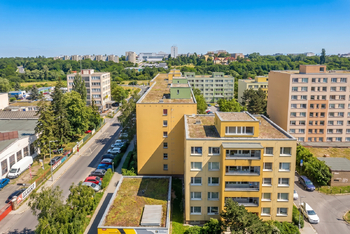 Pohled z okna - Pronájem bytu 2+kk v družstevním vlastnictví 46 m², Praha 3 - Žižkov