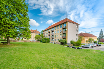 Okolí domu - Prodej bytu 3+1 v osobním vlastnictví 62 m², Jihlava